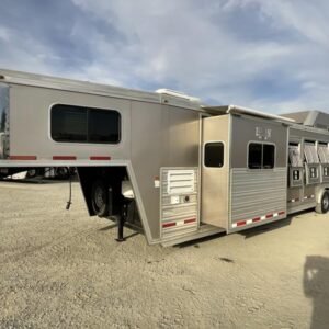 2014 Logan Coach RAZ4GNHDLQ 40′ 4 horse Razor GN Horse Trailer**WITH WALK IN CLOSET